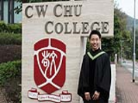 蔣毅峰校友於2019年3月舉行的書院畢業班拍照日留影。